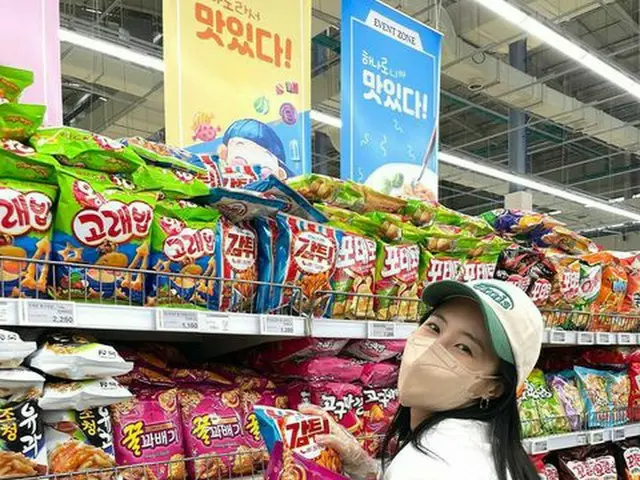 「少女時代」ユリ、スーパーでの買い物で気分は上々…お菓子を前に子どものような笑顔