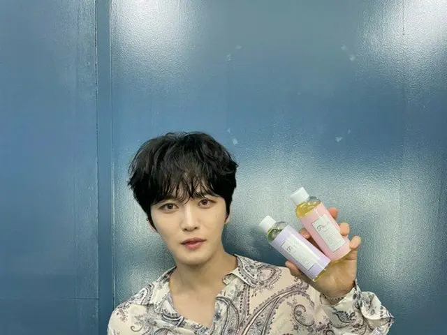 キム・ジェジュン、輝くビジュアル公開…”みんなを優しく包み込めますように”