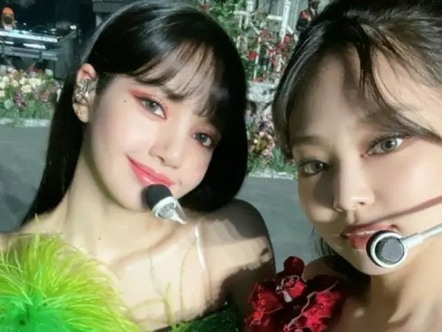 「BLACKPINK」リサ×ジェニー、人形の隣に人形…眼福ビジュアルで視線集中
