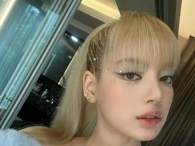 「BLACKPINK」リサ、タイで迎えた誕生日…かわいらしい幸せな笑顔