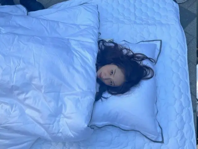 元「f(x)」チョン・スジョン、歩道に布団敷いて横になり… 何してるの？