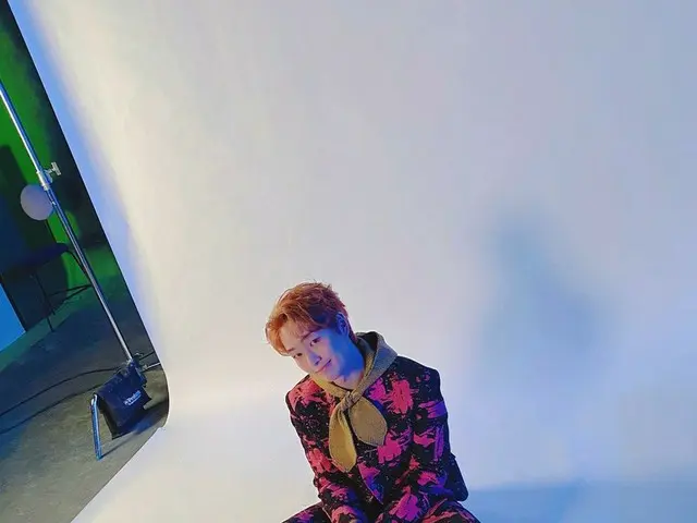 「SHINee」オンユ、ジャケット撮影のビハインドカットを公開…個性的なスーツもよく似合う