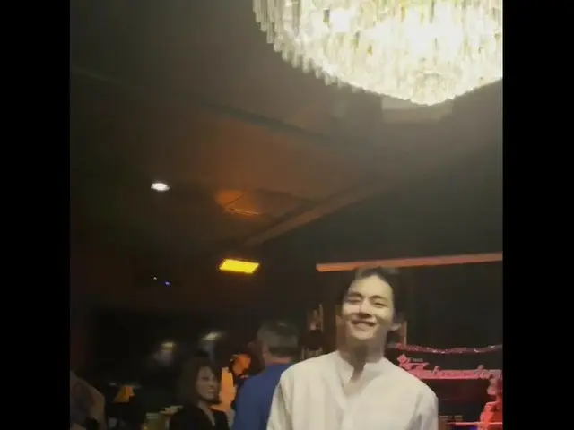 「BTS（防弾少年団）」V、アメリカのジャズバーで踊る…まるで古典映画のワンシーンのよう（動画あり）