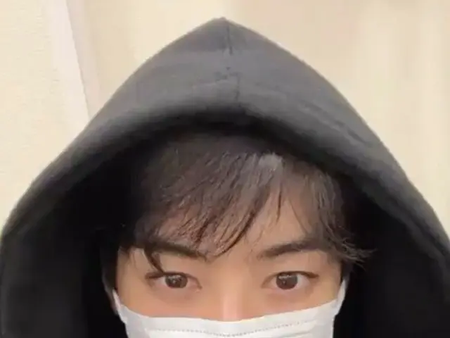 「ASTRO」チャ・ウヌ、いたずらっ子の魅力でファンにあいさつ…”アンニョン~~~”（動画あり）