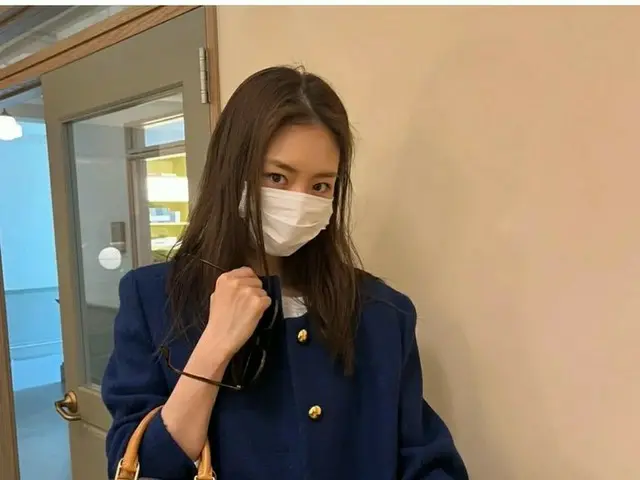 女優イ・ヨニ、ブルージャケットでおしゃれコーデ完成…毎日が美しい