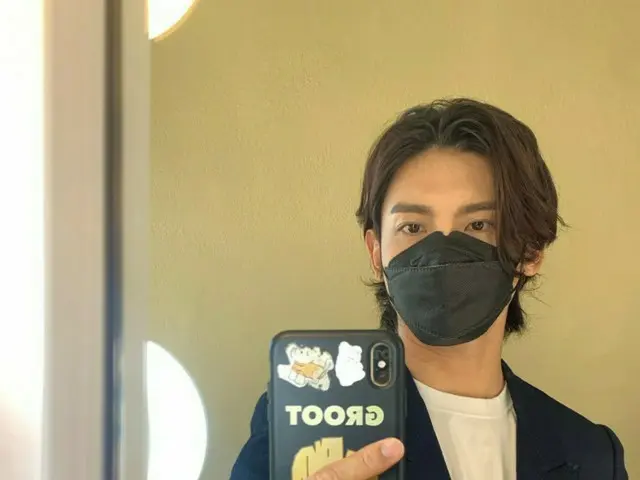 「東方神起」チャンミン、シャープな眼差しでセクシーさアップ…”花よりチャンミン”