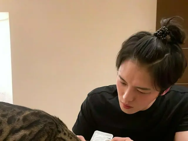 キム・ジェジュン、愛猫に対するあふれる愛情…リンゴヘアがキュートさ誘う
