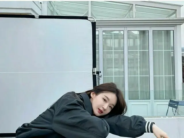 「DAVICHI」カン・ミンギョン、透明感あふれる美肌が輝くビジュアル…撮影の合間の一休み