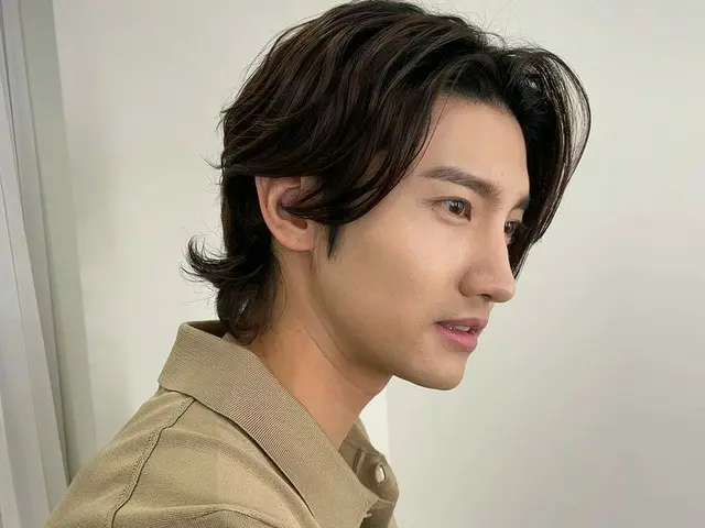 「東方神起」チャンミン、男神ビジュアルにドキッ♥…“セルフィー練習中”