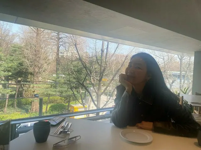 女優チェ・ジウ、天気のいい日レストランでの日常…ナチュラルな姿も美しい
