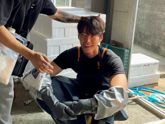 俳優キム・ウビン、太平洋のような広い肩幅に輝く笑顔…女性ファン魅了する致命的なビジュアル