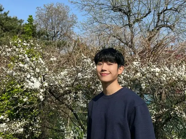 俳優チョン・ヘイン、花よりも華やかで眩しい笑顔