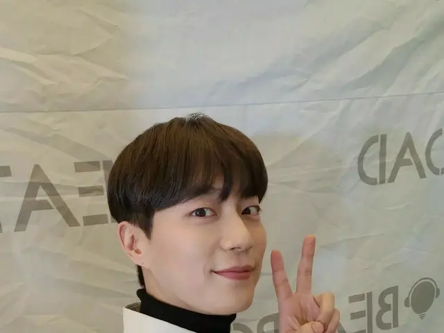 「HIGHLIGHT」ユン・ドゥジュン、月曜病を吹き飛ばす素敵な笑顔