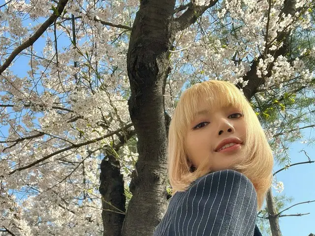 「BLACKPINK」リサ、桜よりリサ…金髪のボブで明るい春の女神