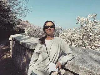 女優コン・ヒョジン、愛犬と桜のお花見デート!…オム・ジウォン“どこか分かるよう”