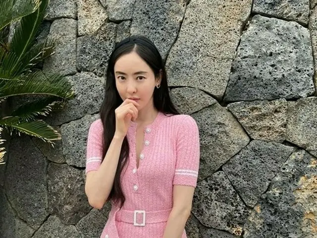 イ・ダヒ、シャネルバッグより引き立つSライン…ボタンを外してセクシー美爆発