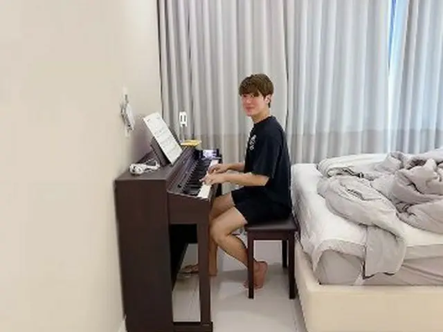 ユルヒ（元LABOUM）、夫チェ・ミンファン（FTISLAND）のピアノ練習風景公開…”ズボン..はいてる”（動画あり）