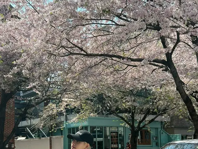 「BLACKPINK」リサ、もうノースリーブ? 東廟市場を散歩する近況