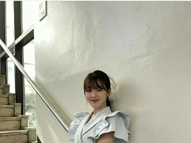「OH MY GIRL」スンヒ、階段の手すりにすっぽり収まる驚きのスタイル！