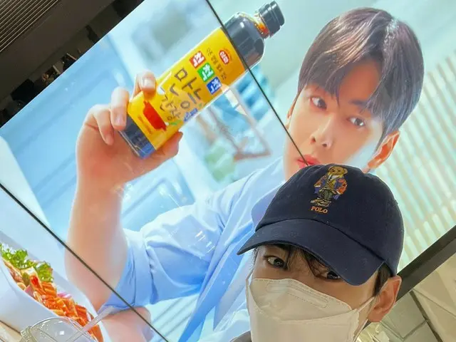 チャ・ウヌ（ASTRO）が二人?!…済州空港で自身の広告看板とツーショット