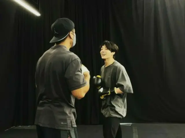 「BTS（防弾少年団）」ジョングク、強烈な眼差しで強い男の魅力アピール（動画あり）