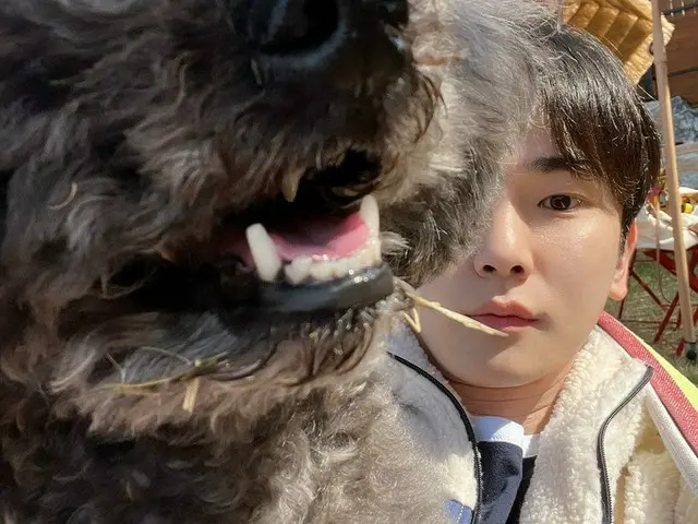 「SHINee」KEY（キー）、愛犬たちと過ごす週末の昼下がり