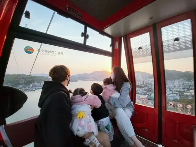 「FTISLAND」チェ・ミンファン＆ユルヒ（元LABOUM）、3人の子供たちと家族旅行！…ほほえましい後ろ姿