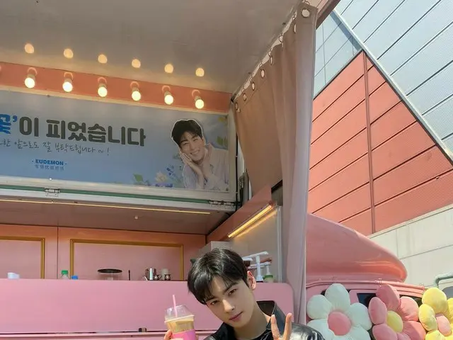チャ・ウヌ（ASTRO）、ファンたちがプレゼントしたカフェカーにピースと笑顔でお返し