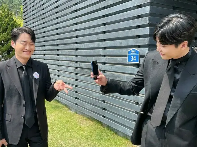 俳優イ・ジョンソク、共演俳優オ・ウィシクのギャルピース写真撮って笑顔…愉快な撮影現場