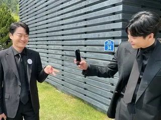 俳優イ・ジョンソク、共演俳優オ・ウィシクのギャルピース写真撮って笑顔…愉快な撮影現場
