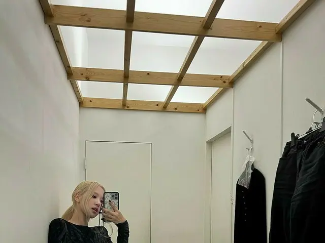 「BLACKPINK」ロゼ、コーラのビンのようなくびれスタイルに視線釘付け