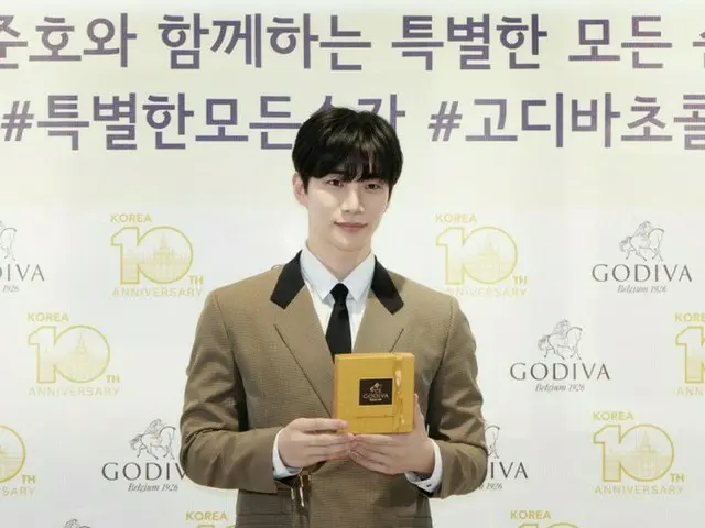 「2PM」イ・ジュノ、すっきりした着こなしと端正な顔立ちで女心魅了（動画あり）