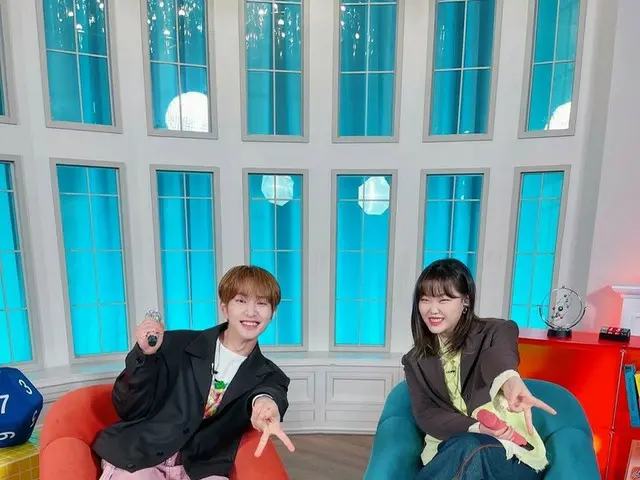 「SHINee」オンユ、「AKMU」スヒョンとギャルピース…“スヒョンに教えてもらいました”