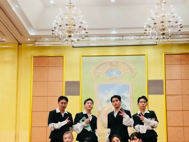 「SHINee」オンユ、ダンサーたちとの認証ショットで「DICE」の活動を振り返る…KBS「ミュージックバンク」