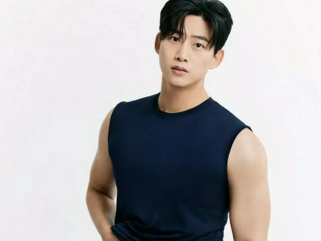 「2PM」オク・テギョン、たくましい腕の筋肉に視線集中…完ぺきなビジュアルとボディ
