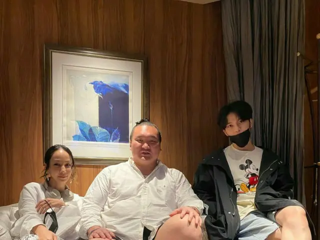 キム・ジェジュン＆中島美嘉＆間垣親方、リラックスした雰囲気のスリーショット公開…3人の出会いの秘密は？