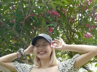 「BLACKPINK」リサ、ラブリーな微笑みに“キュン”…さわやかな魅力爆発