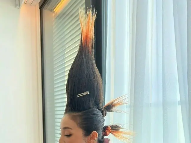 「2NE1」DARA、衝撃のベジータヘアでサラダをモッパン…視線を釘付け