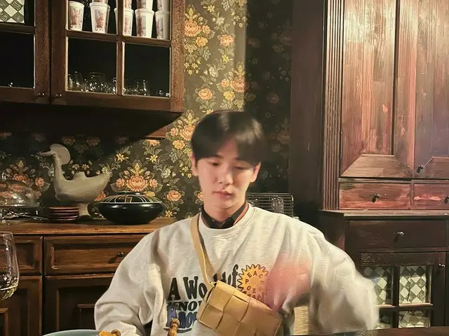 「SHINee」KEY（キー）、雰囲気のあるレストランで食事…ムン・セユン“お肉が残ってるけど”