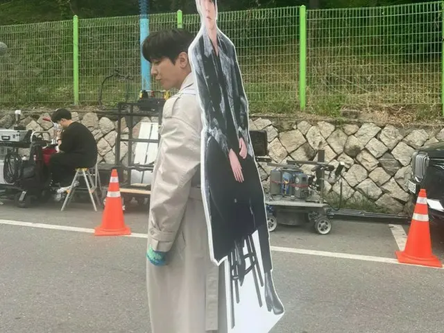 「CNBLUE」ジョン・ヨンファ、自身の等身大写真を背負った謎の行動…ファンの関心集中