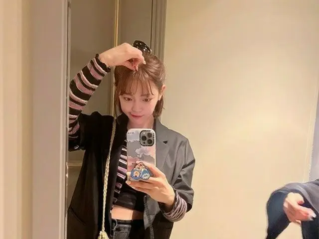 「gugudan」キム・セジョン、ノーマスクのパリ旅行…クロップドトップスから覗く見事な腹筋