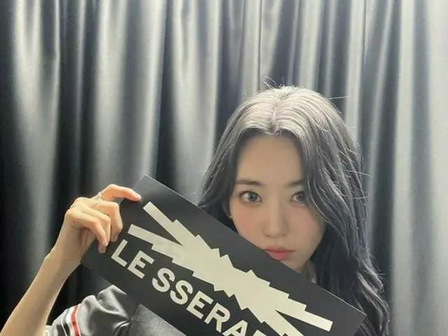 「LE SSERAFIM」宮脇咲良（SAKURA）遂に韓国デビュー…制服姿で細いウエスト披露