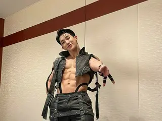 ウォノ（WONHO）もギャルピース…腹筋に視線釘付け