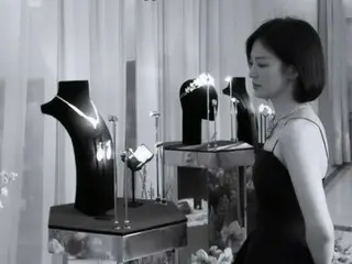 女優ソン・ヘギョ、モノクロ写真を飛び出してくる優雅さ…クラスの違う美しさ