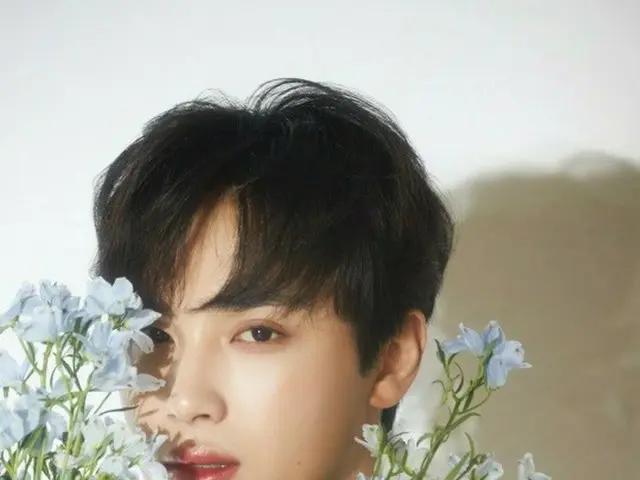 「THE BOYZ」チュ・ハンニョン、グラビア公開…花ビジュアル爆発