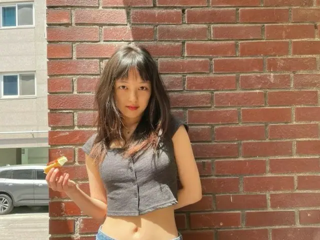 女優キム・ボラ、へそ出しコーデで愛らしい魅力発散…パン好きの外出