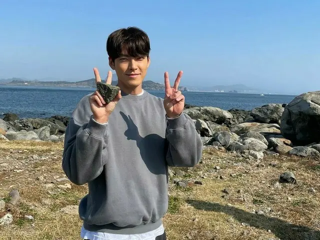 俳優キム・ウビン、見る人をときめかせるかわいいピース職人