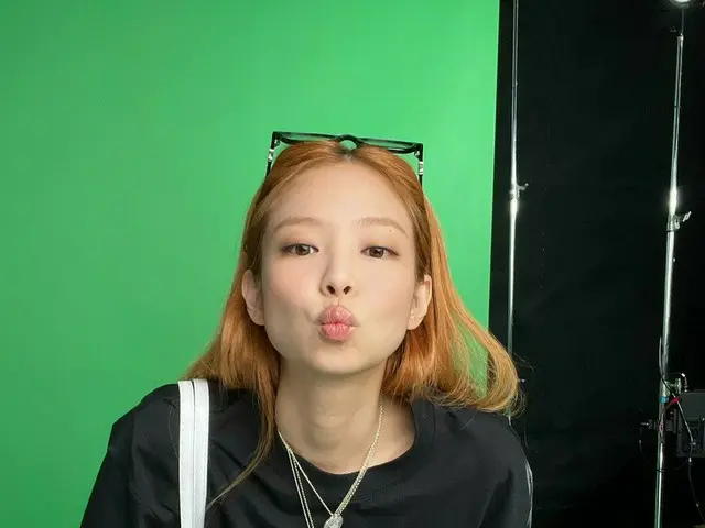 「BLACKPINK」ジェニー、Tシャツにデニムパンツでおしゃれでシックな魅力…ラブリーなチューショット