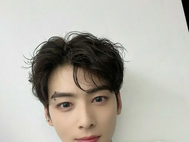 チャ・ウヌ（ASTRO）、ソフトパーマヘアの王子様に視線釘づけ