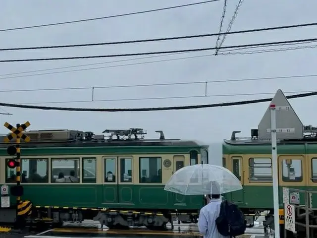 「SHINee」ミンホ、雨の中江ノ電と…“4日後に会いましょう”